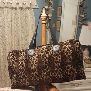 Weekend travel bag in leopard print